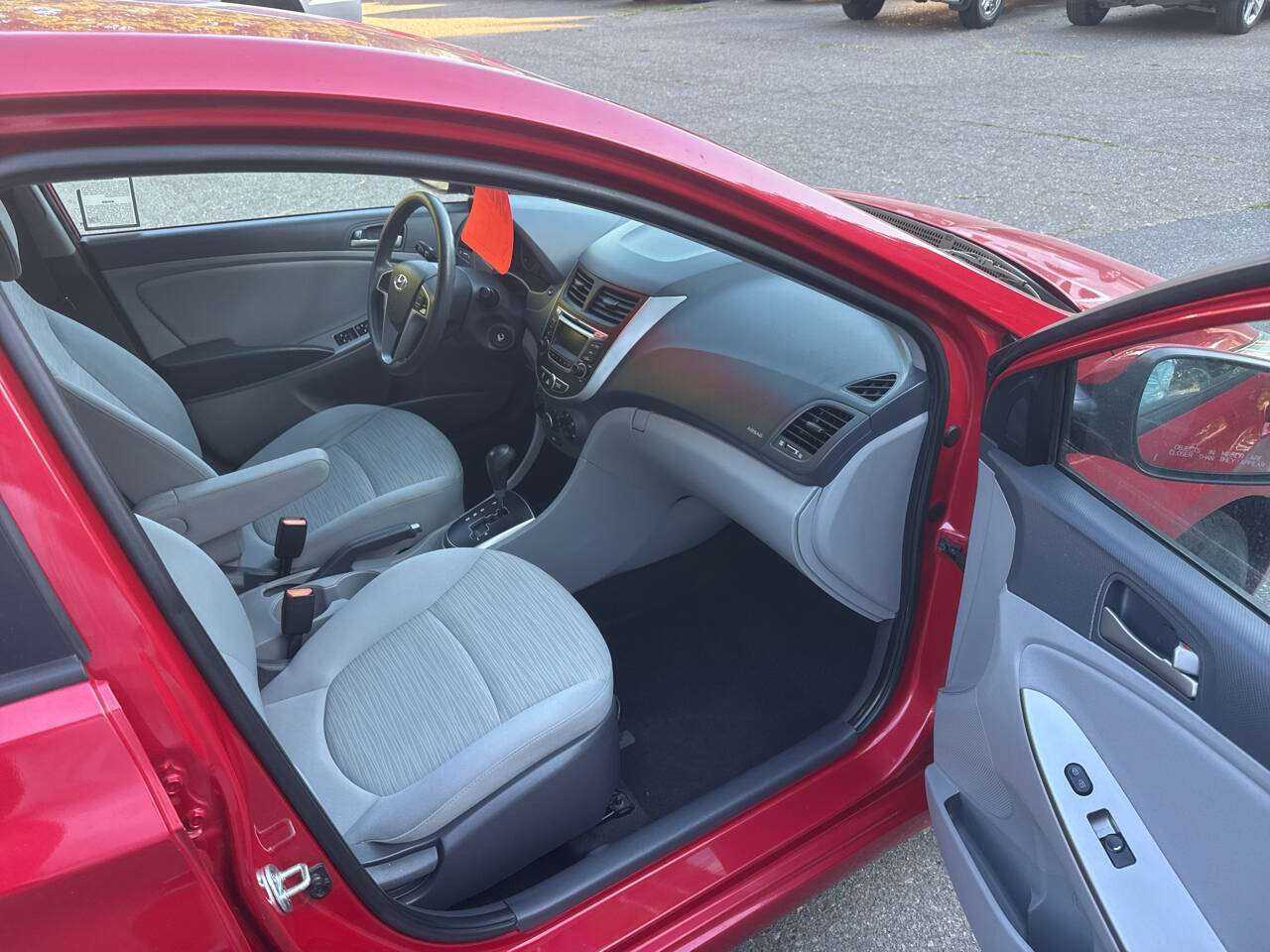 Hyundai Accent Image 6