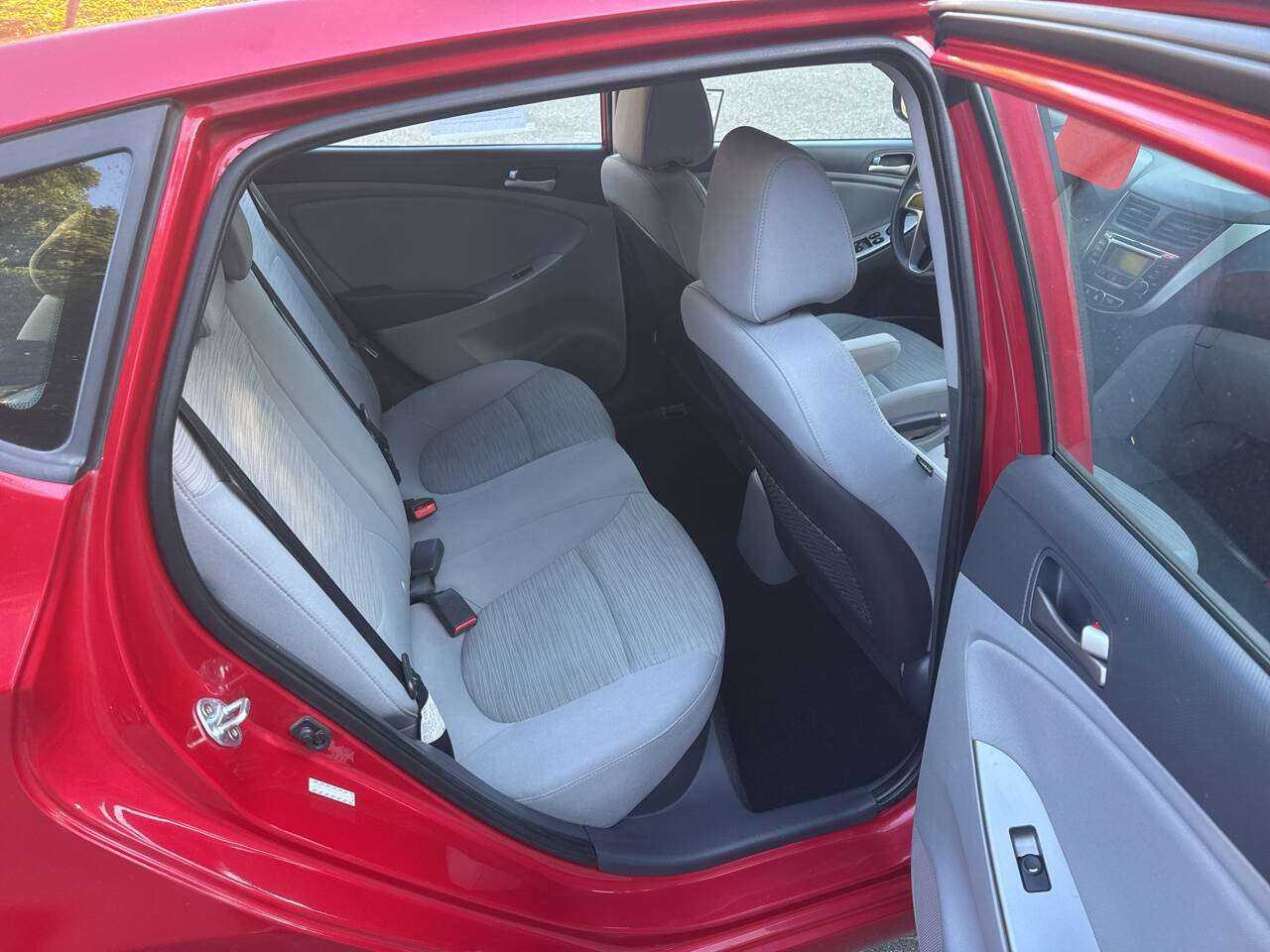 Hyundai Accent Image 7