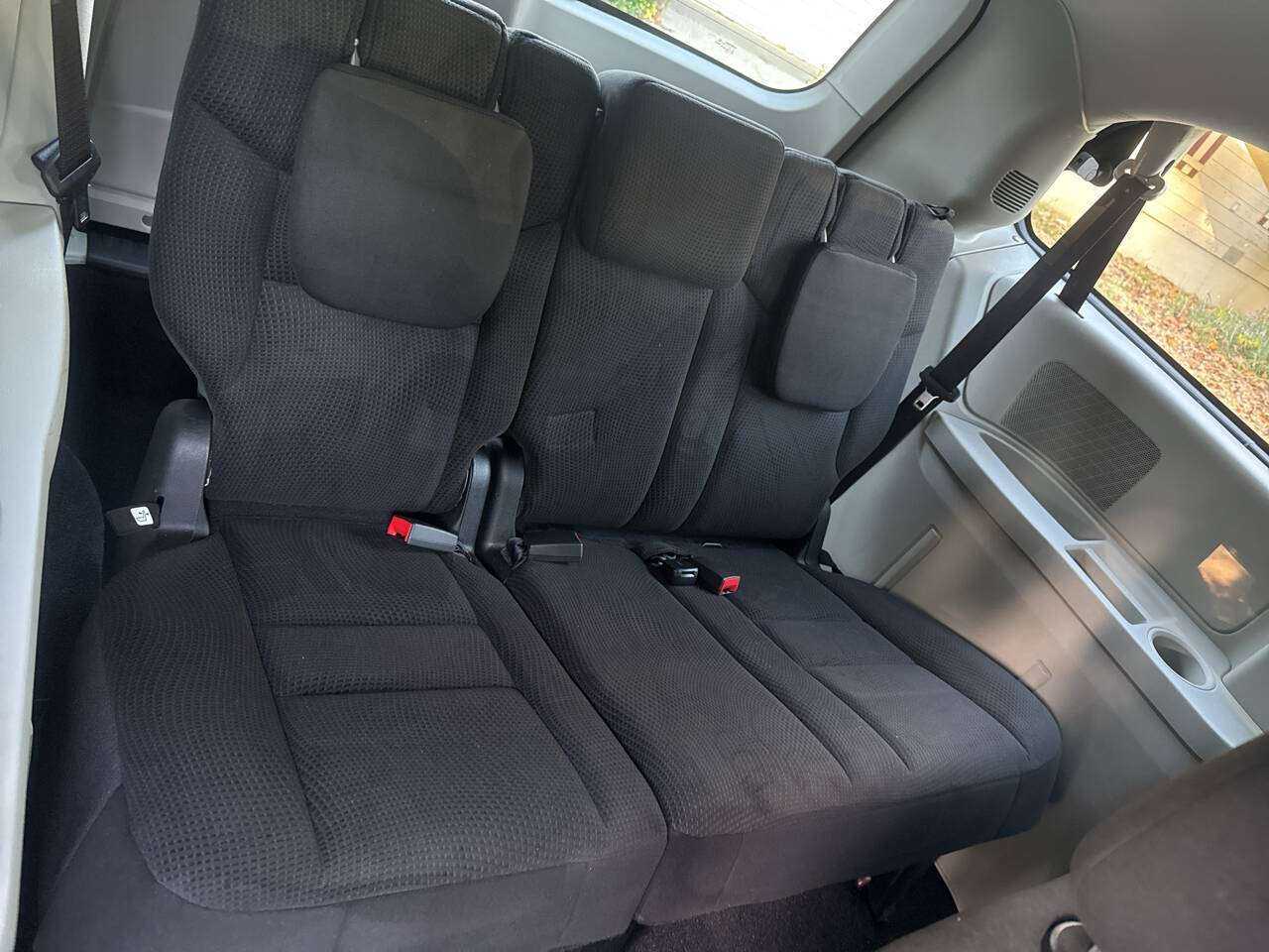 Dodge Grand Caravan Image 8